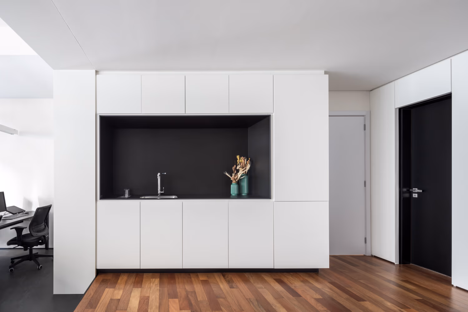 Ambiente residencial de alto padrão com marcenaria planejada executada pela Bentec Curitiba