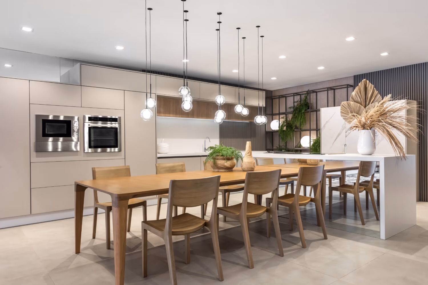 Área social integrada com buffet planejado do projeto Reduto Familiar, Bentec Curitiba