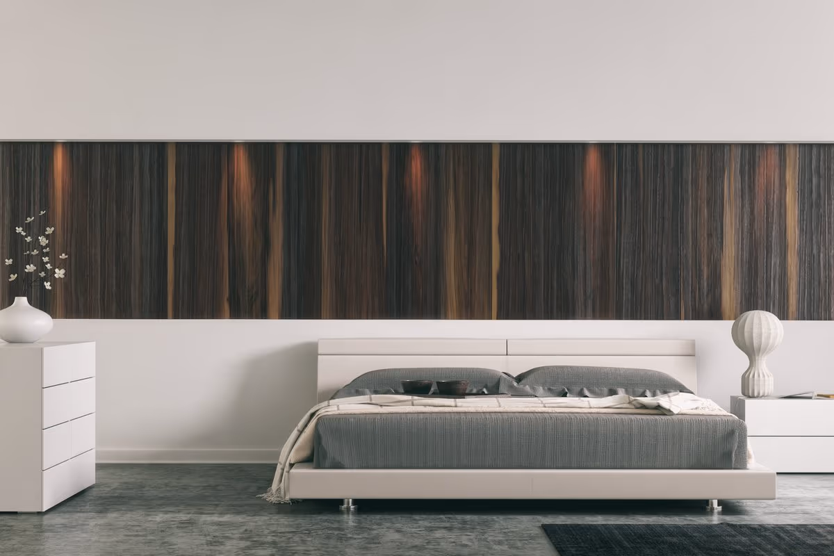 Closet planejado com iluminação embutida e portas de vidro, projeto Bentec