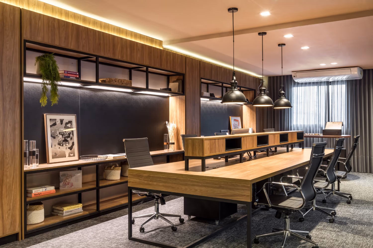 Hall de entrada com painel e aparador planejados em projeto de luxo em Curitiba