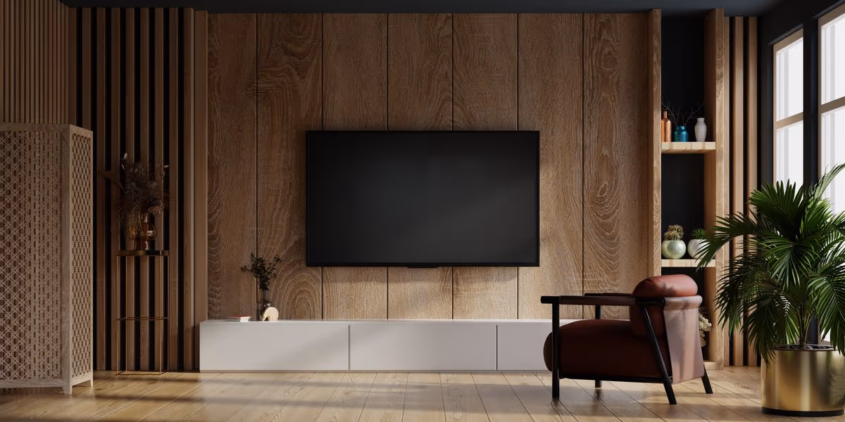 Painel de TV planejado com nichos iluminados em sala de estar de luxo em Curitiba
