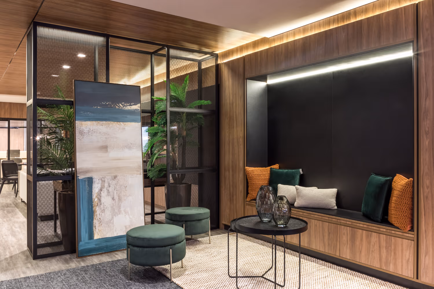 Sala de reunião com painel e mobiliário planejado executado pela Bentec